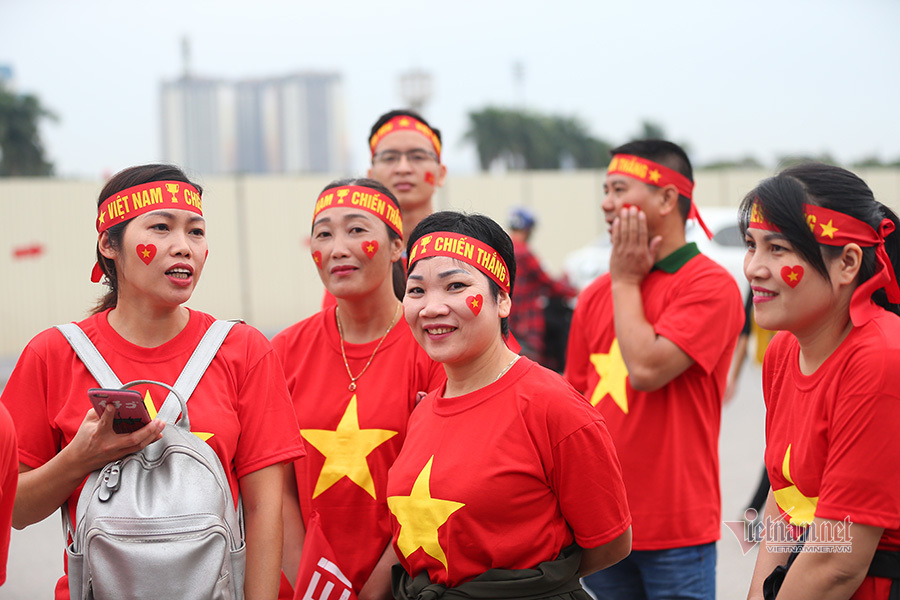 Hàng triệu CĐV vỡ òa trong niềm vui chiến thắng của đội tuyển Việt Nam trước UAE-39