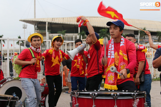 CĐV gặp khó khăn khi đến cổ vũ tuyển Việt Nam, các dịch vụ ngoài sân Mỹ Đình tăng giá đến mức phi lý-1