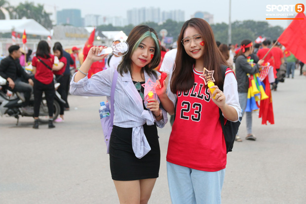 CĐV gặp khó khăn khi đến cổ vũ tuyển Việt Nam, các dịch vụ ngoài sân Mỹ Đình tăng giá đến mức phi lý-2