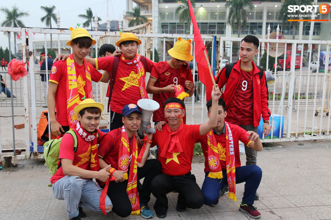 CĐV gặp khó khăn khi đến cổ vũ tuyển Việt Nam, các dịch vụ ngoài sân Mỹ Đình tăng giá đến mức phi lý-5