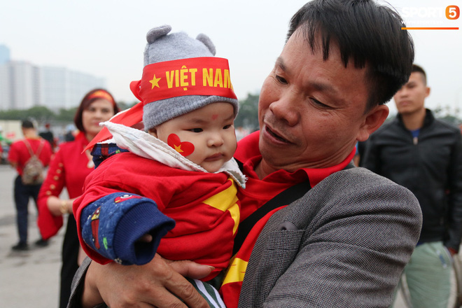 CĐV gặp khó khăn khi đến cổ vũ tuyển Việt Nam, các dịch vụ ngoài sân Mỹ Đình tăng giá đến mức phi lý-6