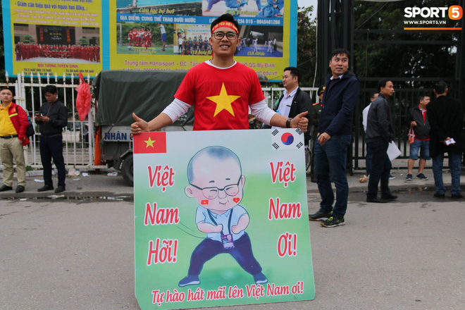 CĐV gặp khó khăn khi đến cổ vũ tuyển Việt Nam, các dịch vụ ngoài sân Mỹ Đình tăng giá đến mức phi lý-7