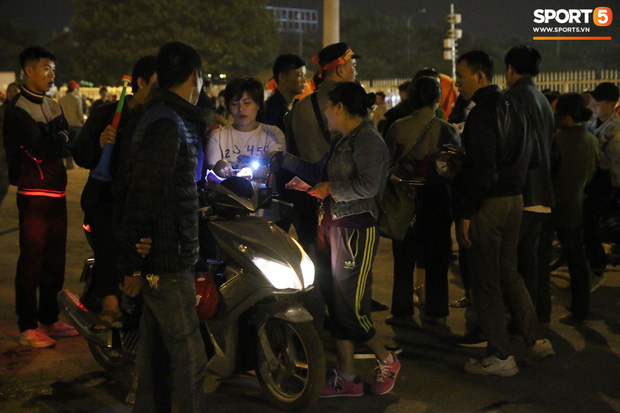 CĐV gặp khó khăn khi đến cổ vũ tuyển Việt Nam, các dịch vụ ngoài sân Mỹ Đình tăng giá đến mức phi lý-10
