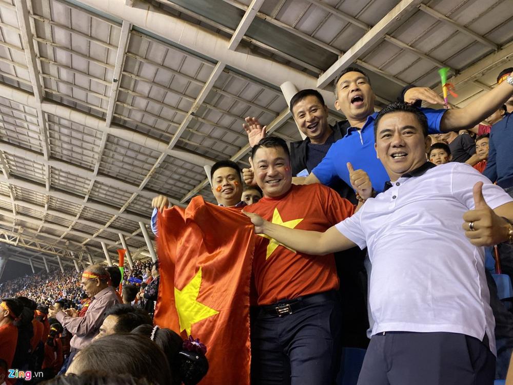 Ngọc Sơn, Minh Luân và dàn sao vỡ òa khi Tiến Linh lập siêu phẩm-2