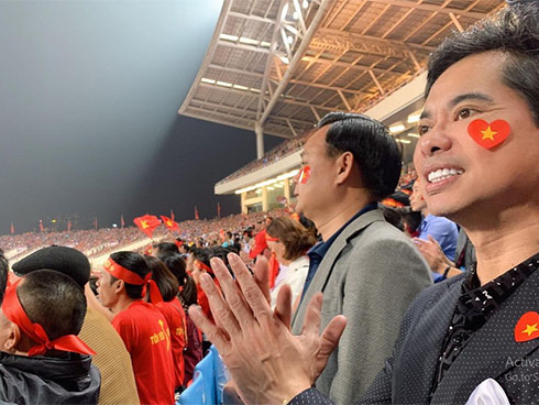 Đoàn người chen lấn khi Ngọc Sơn phát 10 tấn gạo và 100 triệu đồng-12