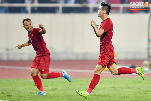 Chàng trai sáng nhất đêm nay của tuyển Việt Nam - Nguyễn Tiến Linh: Khiến đội bạn nhận thẻ đỏ, rồi ghi siêu phẩm đỉnh cao-7