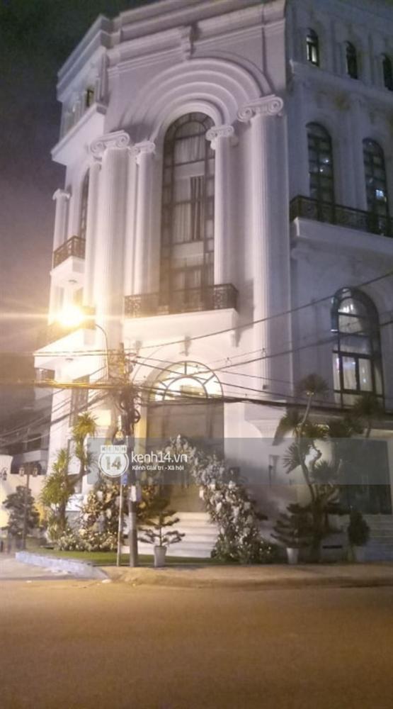 Trước giờ G đám cưới Bảo Thy: Biệt thự siêu to khổng lồ nhà cô dâu đóng kín, đã chuẩn bị hoa trang trí cho ngày hạnh phúc!-4