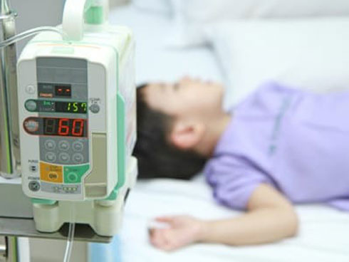 Đang ăn ở nhà hàng sang chảnh, nữ thực khách bị con chuột to rơi trúng và cắn vào da đầu, nguy cơ bị bệnh dại cấp độ 3-3