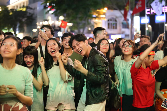 Hàng triệu CĐV vỡ òa trong niềm vui chiến thắng của đội tuyển Việt Nam trước UAE-2