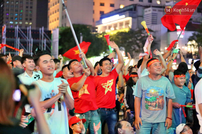 Hàng triệu CĐV vỡ òa trong niềm vui chiến thắng của đội tuyển Việt Nam trước UAE-5