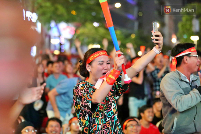 Hàng triệu CĐV vỡ òa trong niềm vui chiến thắng của đội tuyển Việt Nam trước UAE-6