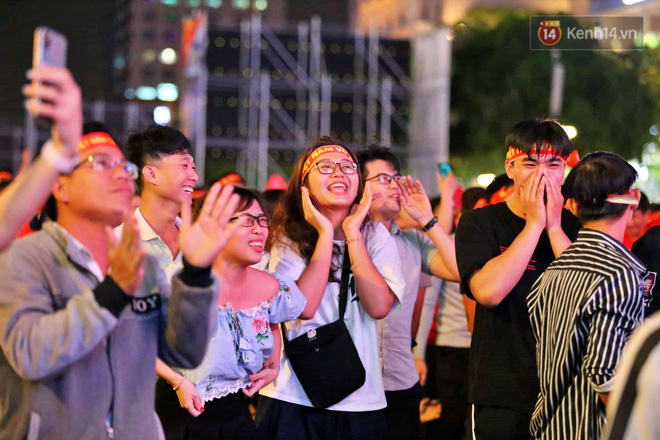 Hàng triệu CĐV vỡ òa trong niềm vui chiến thắng của đội tuyển Việt Nam trước UAE-8