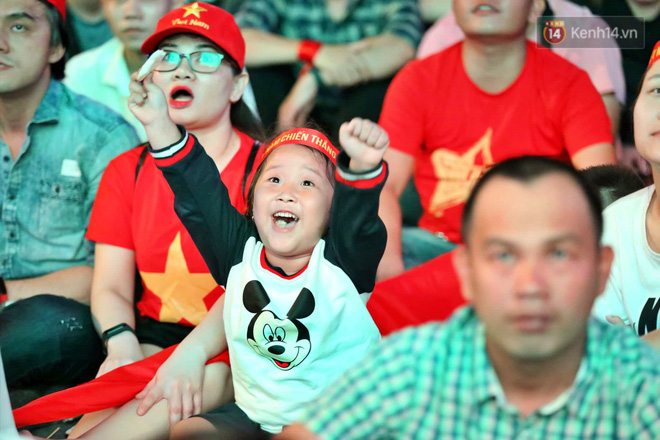 Hàng triệu CĐV vỡ òa trong niềm vui chiến thắng của đội tuyển Việt Nam trước UAE-21