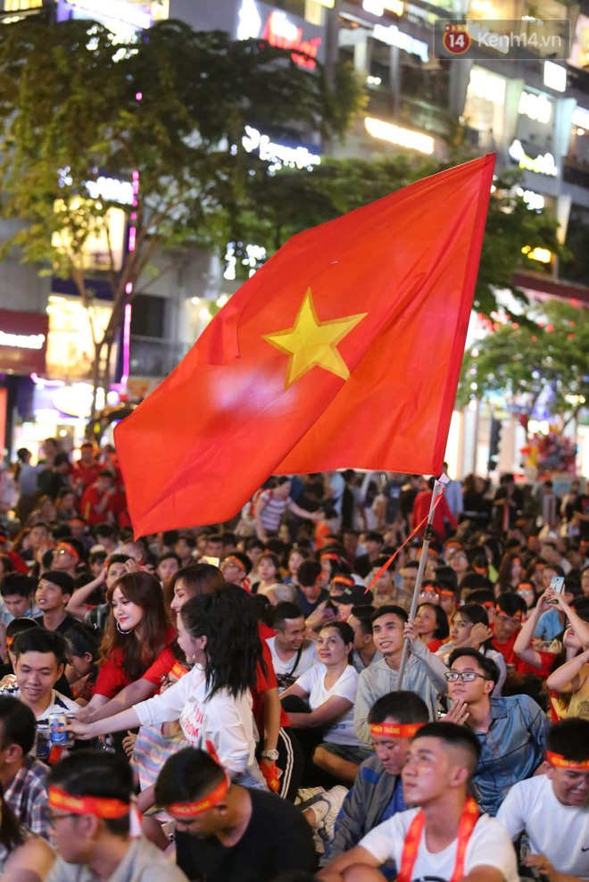 Hàng triệu CĐV vỡ òa trong niềm vui chiến thắng của đội tuyển Việt Nam trước UAE-23