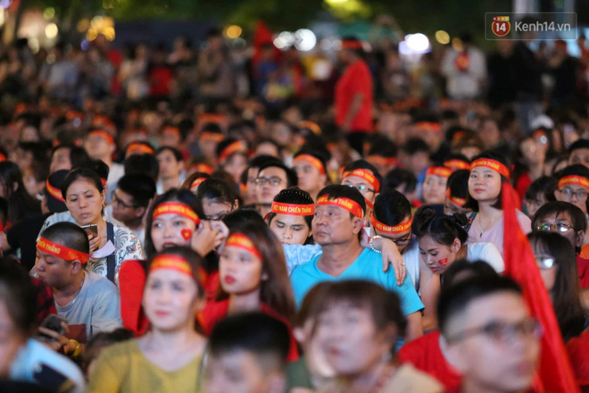 Hàng triệu CĐV vỡ òa trong niềm vui chiến thắng của đội tuyển Việt Nam trước UAE-24