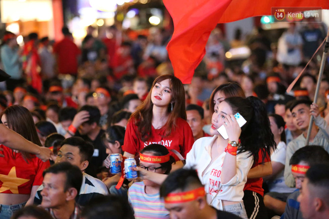Hàng triệu CĐV vỡ òa trong niềm vui chiến thắng của đội tuyển Việt Nam trước UAE-26
