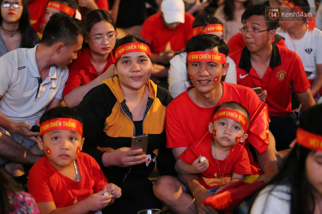 Hàng triệu CĐV vỡ òa trong niềm vui chiến thắng của đội tuyển Việt Nam trước UAE-27