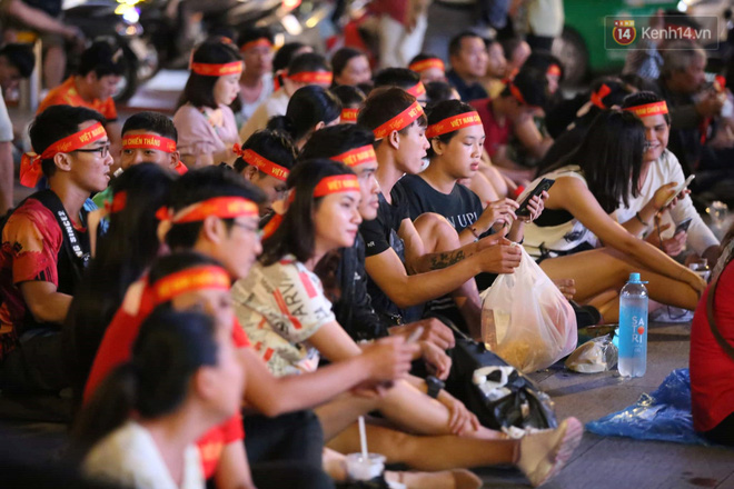 Hàng triệu CĐV vỡ òa trong niềm vui chiến thắng của đội tuyển Việt Nam trước UAE-28