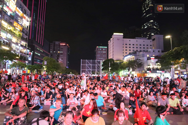 Hàng triệu CĐV vỡ òa trong niềm vui chiến thắng của đội tuyển Việt Nam trước UAE-30