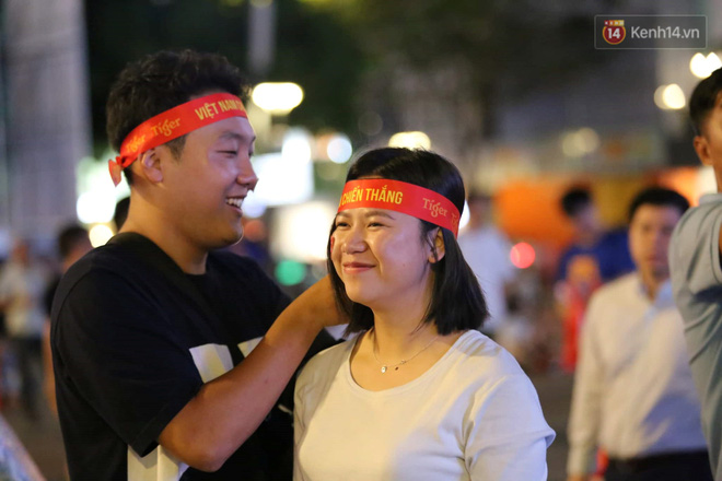 Hàng triệu CĐV vỡ òa trong niềm vui chiến thắng của đội tuyển Việt Nam trước UAE-32