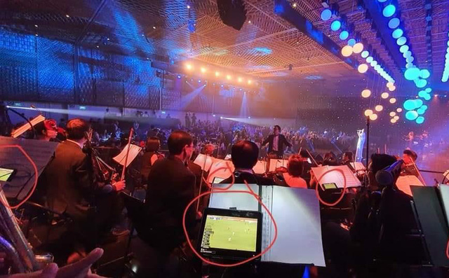 Phải đi diễn đúng ngày ĐT Việt Nam đá, các nhạc công đã tạo nên hình ảnh bất ngờ, thú vị-1