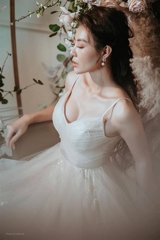 Thanh Hương diện đầm xòe công chúa 2 dây, trưng vòng một căng đầy gợi cảm-4