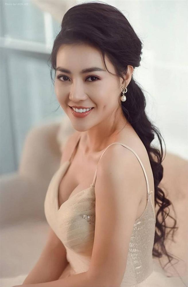 Thanh Hương diện đầm xòe công chúa 2 dây, trưng vòng một căng đầy gợi cảm-5