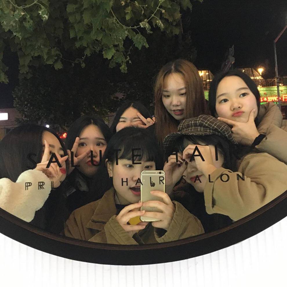 Choáng với cách học sinh Hàn Quốc xả hơi sau thi ĐH: Kẻ đua nhau vứt luôn sách vở ở cổng trường, người vào thẩm mỹ viện đập mặt đổi đời-10