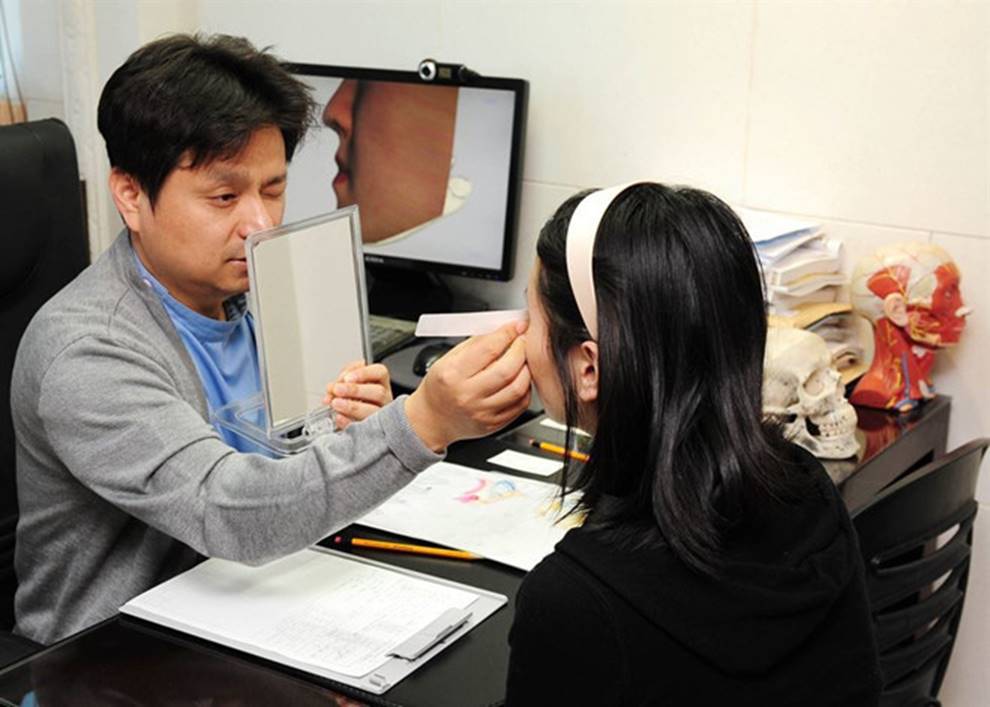 Choáng với cách học sinh Hàn Quốc xả hơi sau thi ĐH: Kẻ đua nhau vứt luôn sách vở ở cổng trường, người vào thẩm mỹ viện đập mặt đổi đời-6