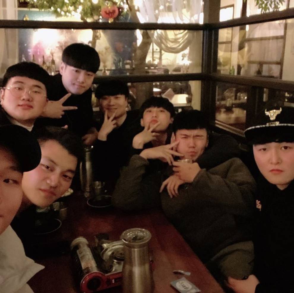 Choáng với cách học sinh Hàn Quốc xả hơi sau thi ĐH: Kẻ đua nhau vứt luôn sách vở ở cổng trường, người vào thẩm mỹ viện đập mặt đổi đời-7