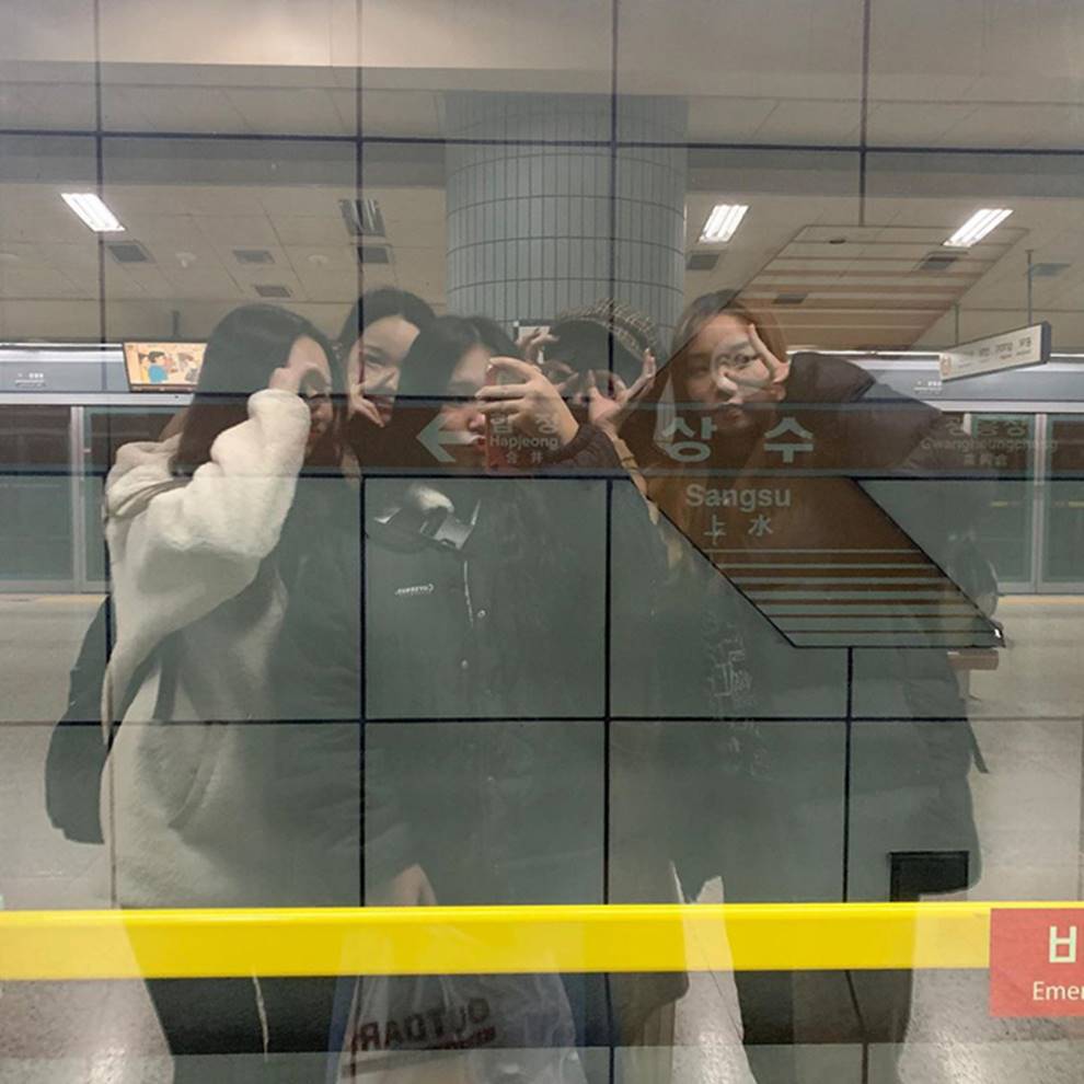 Choáng với cách học sinh Hàn Quốc xả hơi sau thi ĐH: Kẻ đua nhau vứt luôn sách vở ở cổng trường, người vào thẩm mỹ viện đập mặt đổi đời-9