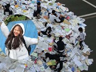 Choáng với cách học sinh Hàn Quốc xả hơi sau thi ĐH: Kẻ đua nhau vứt luôn sách vở ở cổng trường, người vào thẩm mỹ viện 'đập mặt đổi đời'