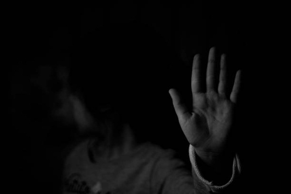 Ban đêm đi học về, bé gái khóc kể con nhìn thấy ma”, bố âm thầm theo dõi liền phát hiện sự thật còn đáng sợ hơn thế-4