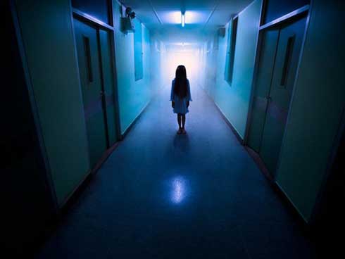 Bé gái cầm bát cơm nhìn lén vào lớp được nhận học nhưng phản ứng của bố mẹ lại gây bất ngờ-5