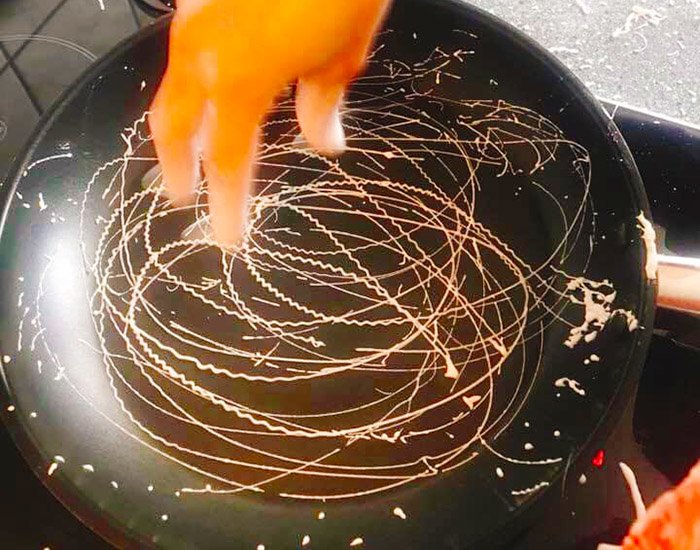 Mẹ đảm trổ tài tự làm bánh tráng rế cuốn chả giò ngon giòn khó cưỡng-2