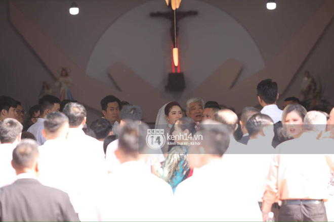 Đám cưới Bảo Thy: Sau lễ tại nhà thờ, bảo vệ căng dù che kín hình ảnh cô dâu về nhà chồng-7