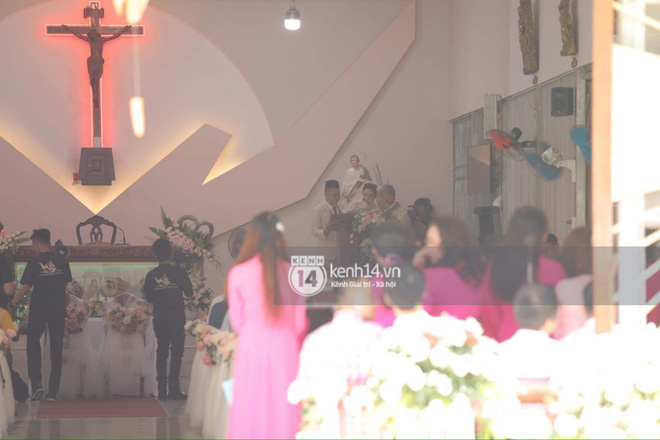 Đám cưới Bảo Thy: Sau lễ tại nhà thờ, bảo vệ căng dù che kín hình ảnh cô dâu về nhà chồng-8