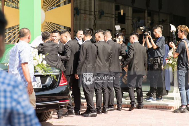 Đám cưới Bảo Thy: Sau lễ tại nhà thờ, bảo vệ căng dù che kín hình ảnh cô dâu về nhà chồng-10