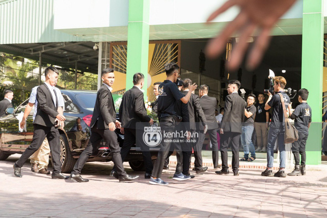 Đám cưới Bảo Thy: Sau lễ tại nhà thờ, bảo vệ căng dù che kín hình ảnh cô dâu về nhà chồng-11