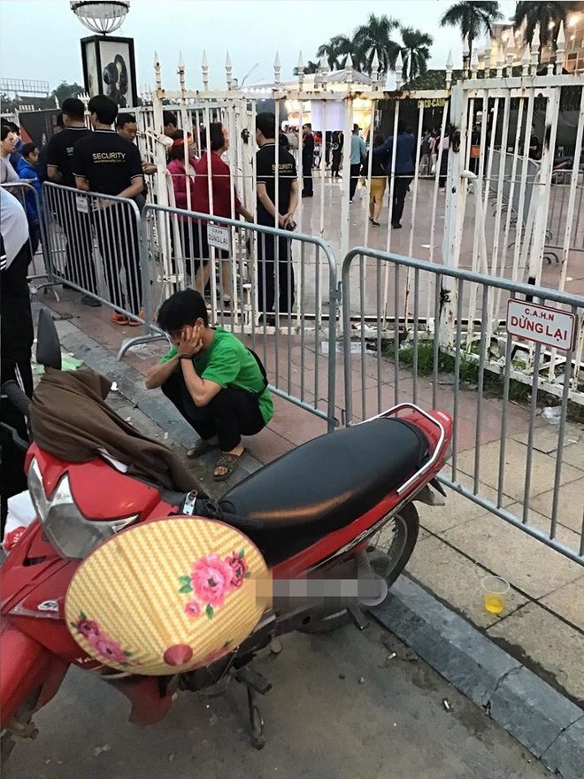 Bạn gái quen qua mạng hẹn ra SVĐ Mỹ Đình xem bóng, thanh niên ôm mặt chán nản khi bị leo cây-1