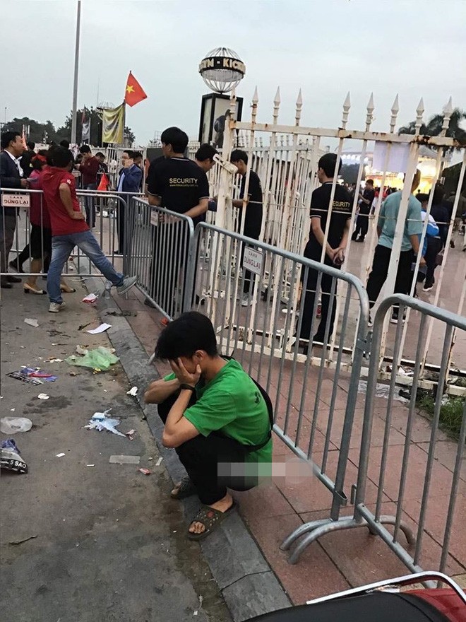 Bạn gái quen qua mạng hẹn ra SVĐ Mỹ Đình xem bóng, thanh niên ôm mặt chán nản khi bị leo cây-2