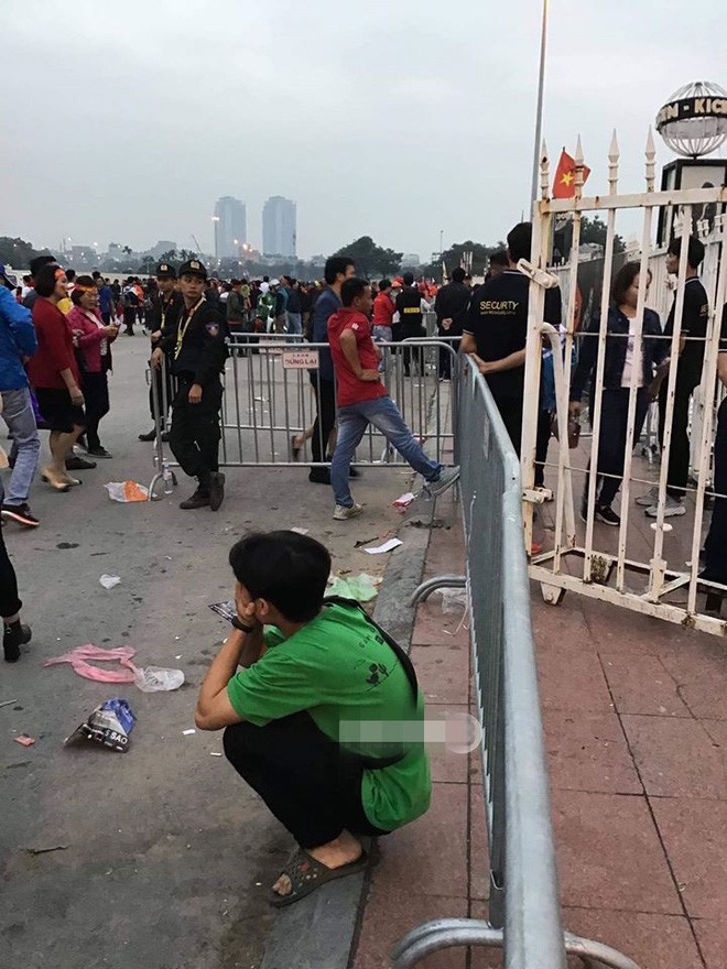 Bạn gái quen qua mạng hẹn ra SVĐ Mỹ Đình xem bóng, thanh niên ôm mặt chán nản khi bị leo cây-3