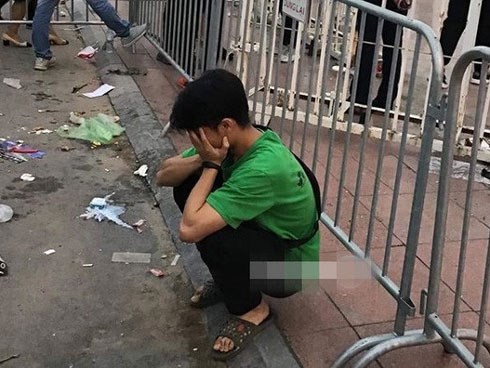 Bạn gái quen qua mạng hẹn ra SVĐ Mỹ Đình xem bóng, thanh niên ôm mặt chán nản khi bị