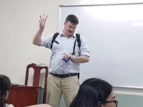 Khi đang muốn về nhà mà lại phải đi dạy học: Thầy giáo Tây có phản ứng siêu lầy lội khiến dân mạng đau tim vì quá dễ thương