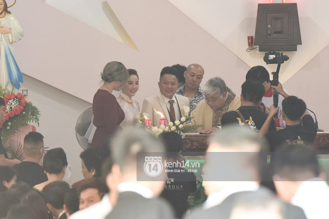 Đám cưới Bảo Thy: Sau lễ tại nhà thờ, bảo vệ căng dù che kín hình ảnh cô dâu về nhà chồng-1