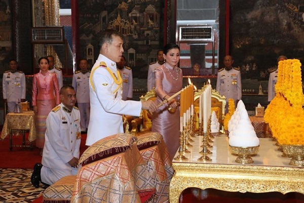 Hoàng hậu Suthida tái xuất với vẻ ngoài rạng rỡ, Quốc vương Thái phục chức cho 3 cận thần sau khi sa thải còn số phận Hoàng quý phi ai nghĩ cũng chạnh lòng-1