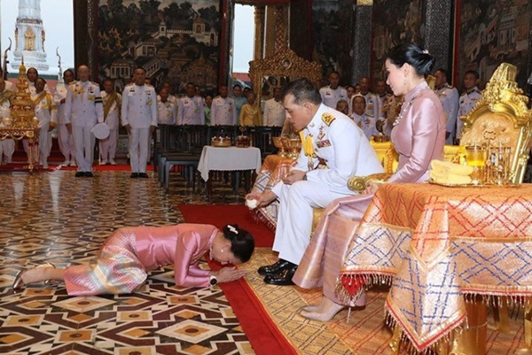 Hoàng hậu Suthida tái xuất với vẻ ngoài rạng rỡ, Quốc vương Thái phục chức cho 3 cận thần sau khi sa thải còn số phận Hoàng quý phi ai nghĩ cũng chạnh lòng-2