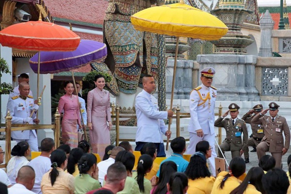 Hoàng hậu Suthida tái xuất với vẻ ngoài rạng rỡ, Quốc vương Thái phục chức cho 3 cận thần sau khi sa thải còn số phận Hoàng quý phi ai nghĩ cũng chạnh lòng-3