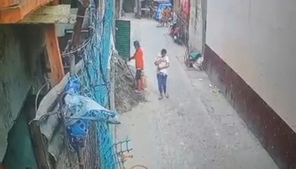 Thuê bảo mẫu cho con trên Facebook, mẹ hoảng hốt khi xem camera chỉ sau 1 ngày-3