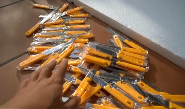 Youtuber nổi tiếng thực hiện thử thách dùng 100 con dao phóng từ trên cao xuống gây phẫn nộ-1